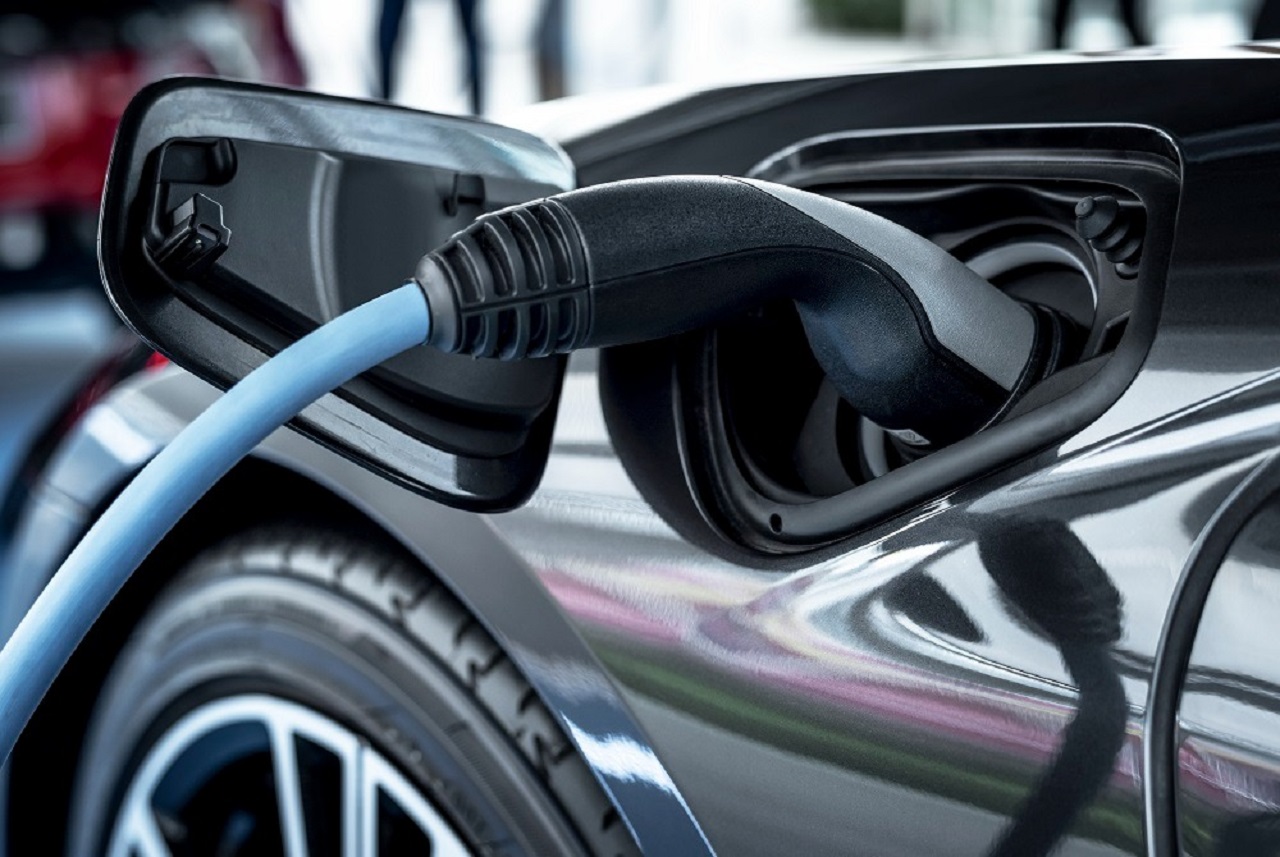 Auto elettrica: in Italia cresce l’interesse, ma cala la propensione all’acquisto