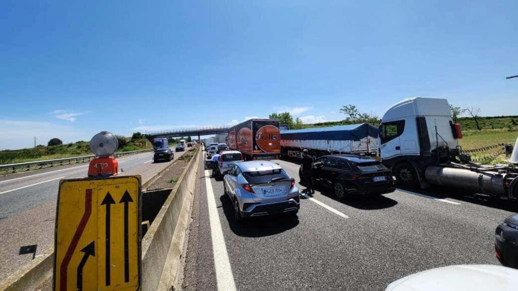 Autostrada A1: traffico bloccato a causa di un incidente, 6 km di coda