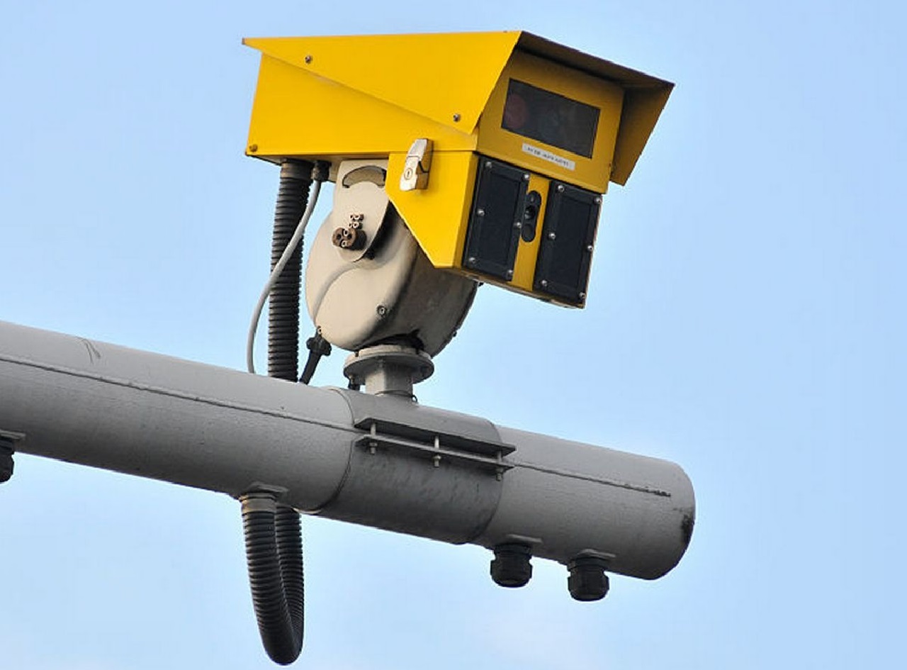 Autovelox con intelligenza artificiale che scatta foto alle persone dentro le auto: il primo esemplare installato in Europa