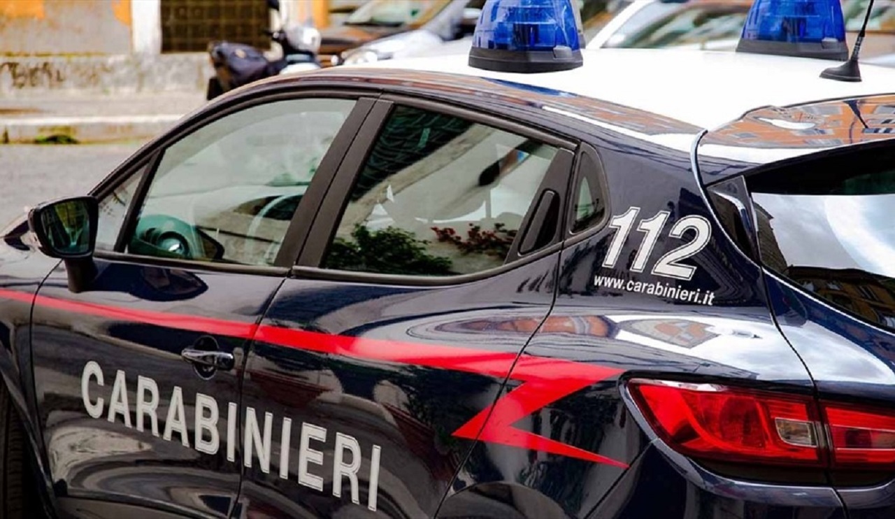 A Rimini bambina di 5 mesi chiusa in auto sotto il sole, salvata dai carabinieri