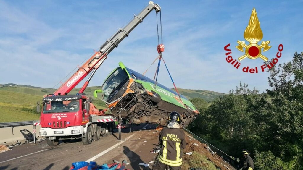 Tragedia sulla A16: Bus finisce in scarpata, 1 morto e 15 feriti