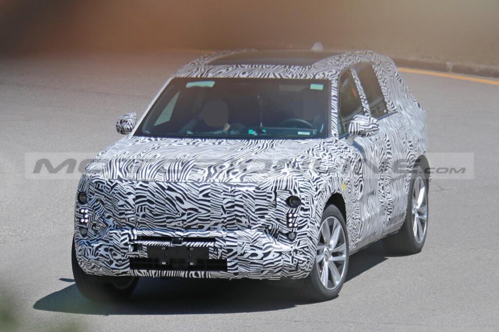 Cadillac: partiti i test su strada su un nuovo crossover elettrico [FOTO SPIA]