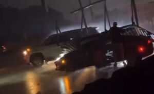 Ferrari 812 Superfast travolta dai detriti durante la tempesta di Houston [VIDEO]