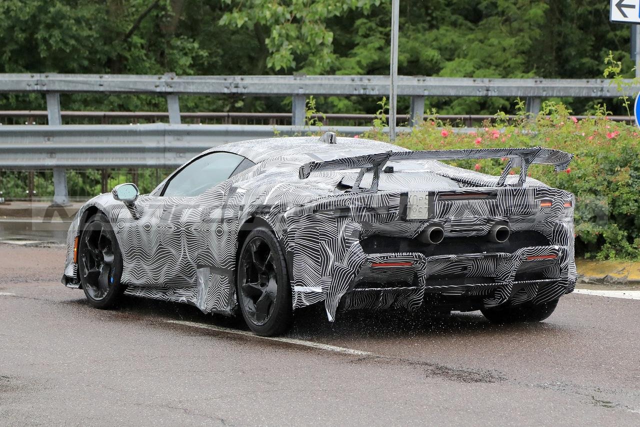Ferrari SF90 LM prototipo foto spia