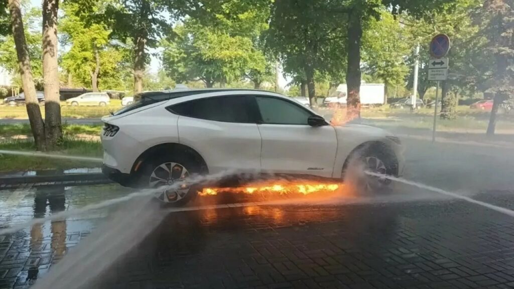 Una Ford Mustang Mach-E prende fuoco in Polonia per ragioni sconosciute