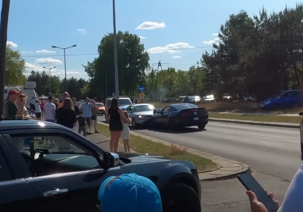 Ford Mustang si schianta all’uscita da un raduno automobilistico [VIDEO]