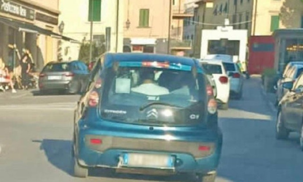 In sette su un’utilitaria e guida un bambino