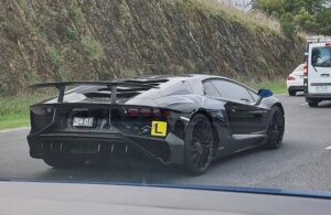 Col foglio rosa al volante di una Lamborghini Aventador SV: così un 16enne australiano impara a guidare