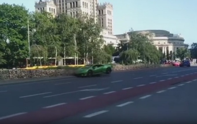 Sgasa con la Lamborghini Huracan EVO ma non riesce a gestire tanta potenza e si va a schiantare contro il muro [VIDEO]