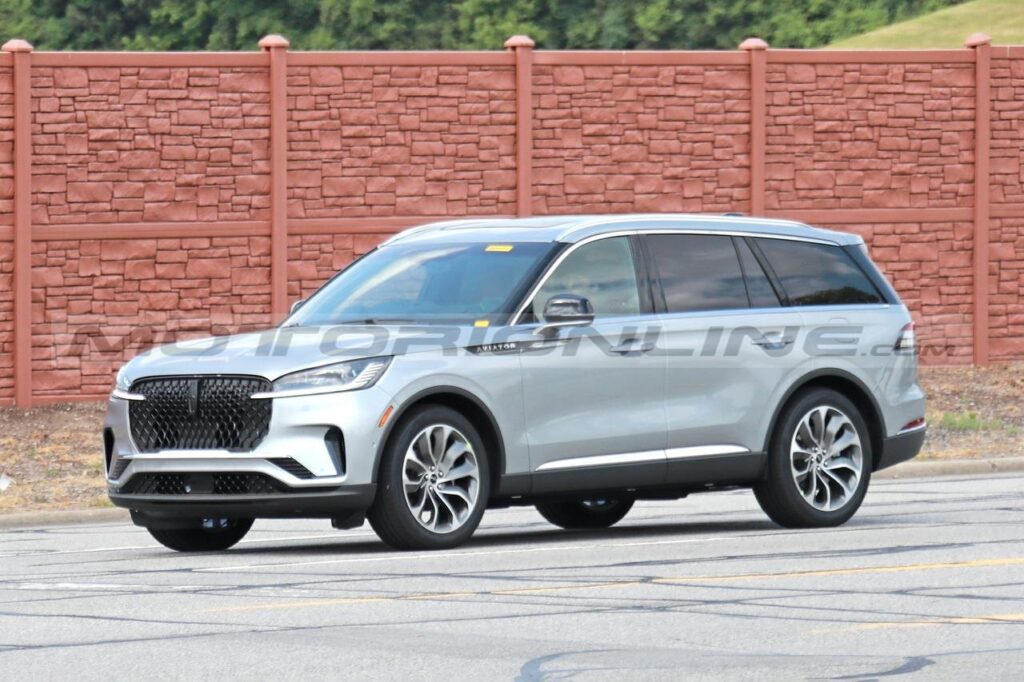 Lincoln Aviator 2024: avvistato il nuovo restyling del crossover a tre file [FOTO SPIA]