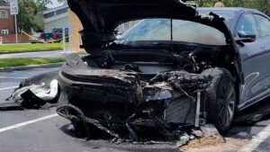 Lucid Air: L’auto elettrica prende fuoco mentre è parcheggiata durante un test drive