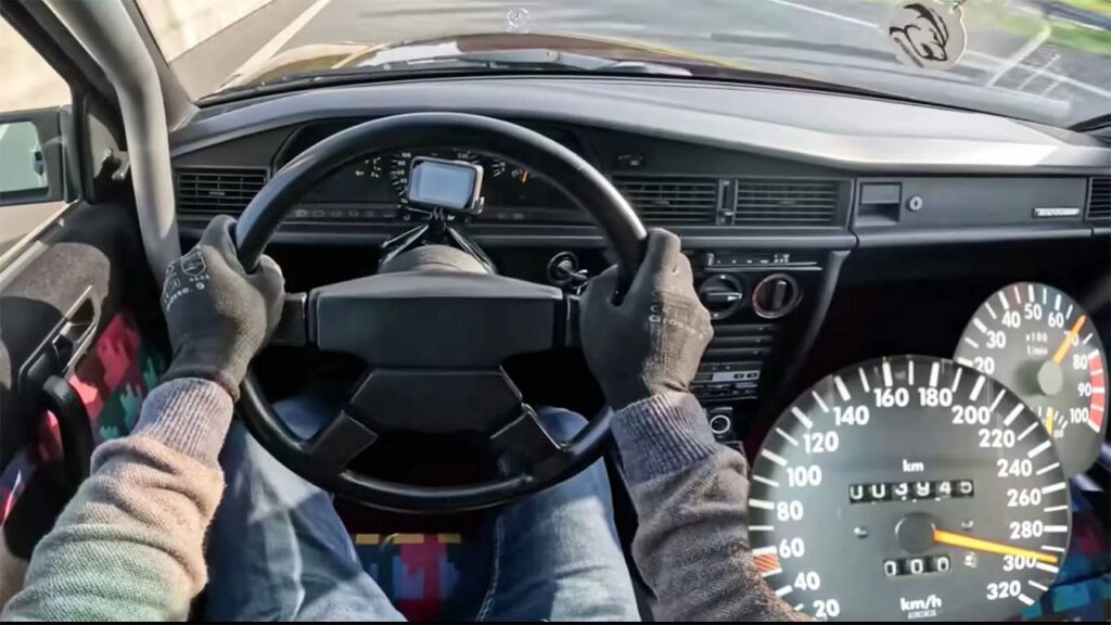 Mercedes di 32 anni supera i 300 km/h sull’Autobahn [VIDEO]