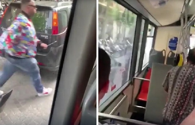 Lascia l’auto in doppia fila bloccando il bus: alle proteste dell’autista reagisce aggredendolo con una spranga [VIDEO]