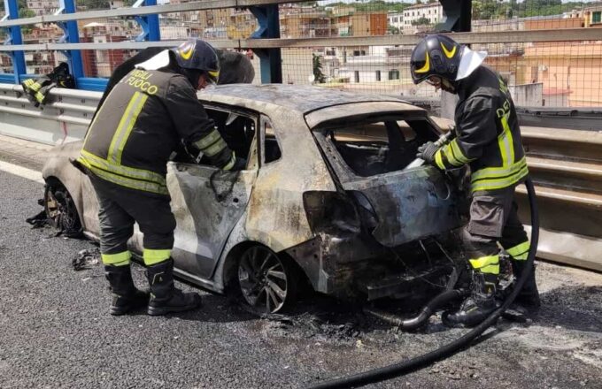 Napoli, auto esplode sulla tangenziale: le due persone a bordo gravemente ustionate ricoverate in ospedale