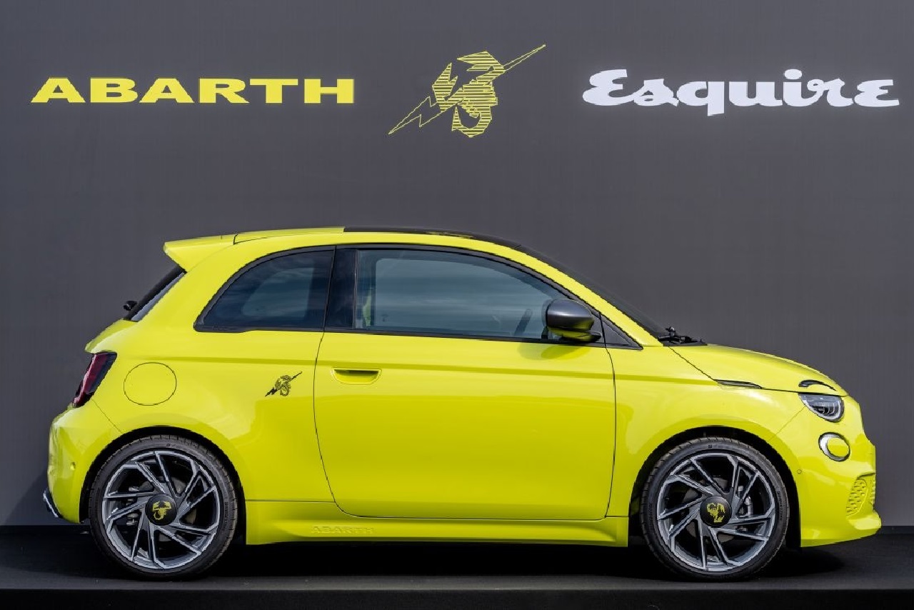 Nuova Abarth 500e sfila al Pitti Uomo 2023