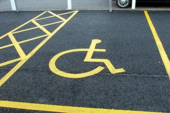 Novara, trova l’auto danneggiata dopo averla parcheggiata (senza averne diritto) nel posto disabili: dopo la denuncia, multa e patente ritirata