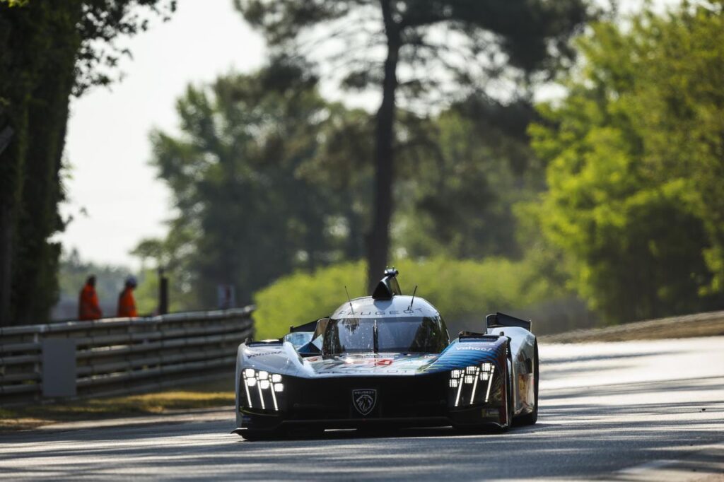 Peugeot 9X8: le due hypercar effettuano i primi giri a Le Mans [FOTO]