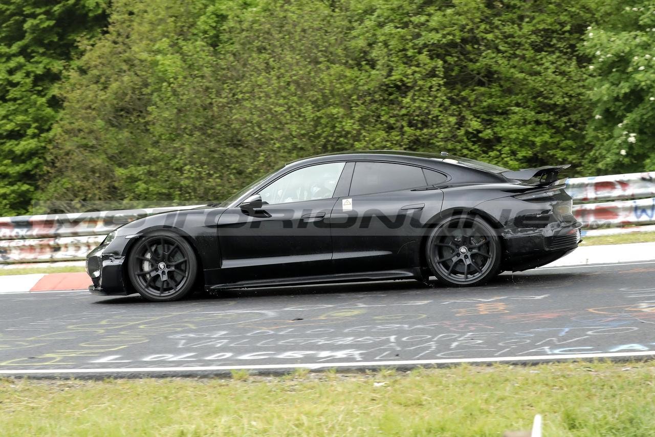 Porsche Taycan GT prototipo foto spia
