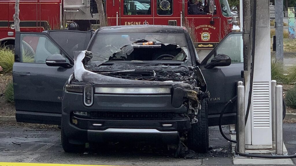 Rivian R1T in fiamme mentre si ricarica in una stazione