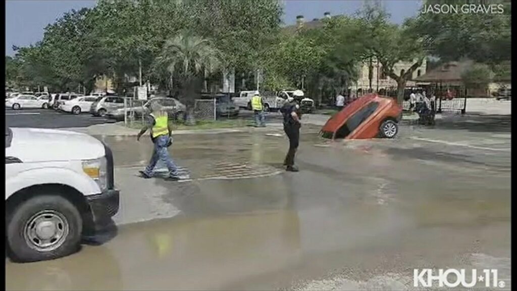 SUV finisce in una voragine: il guidatore pensava si trattasse di una semplice pozzanghera [VIDEO]