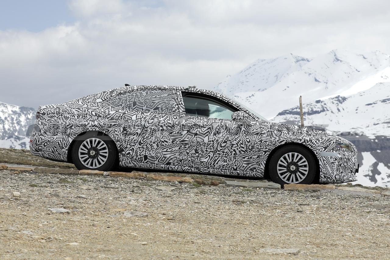 Skoda Superb 2024 prototipo foto spia