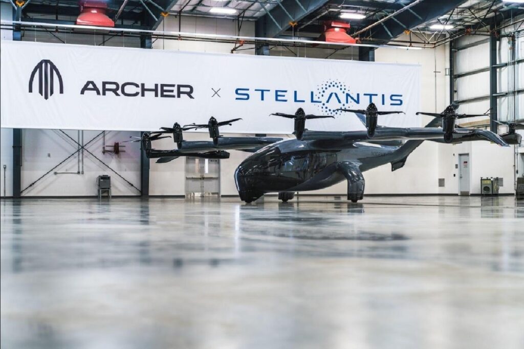 Stellantis e Archer mostrano il velivolo eVTOL Midnight al Paris Air Show 2023