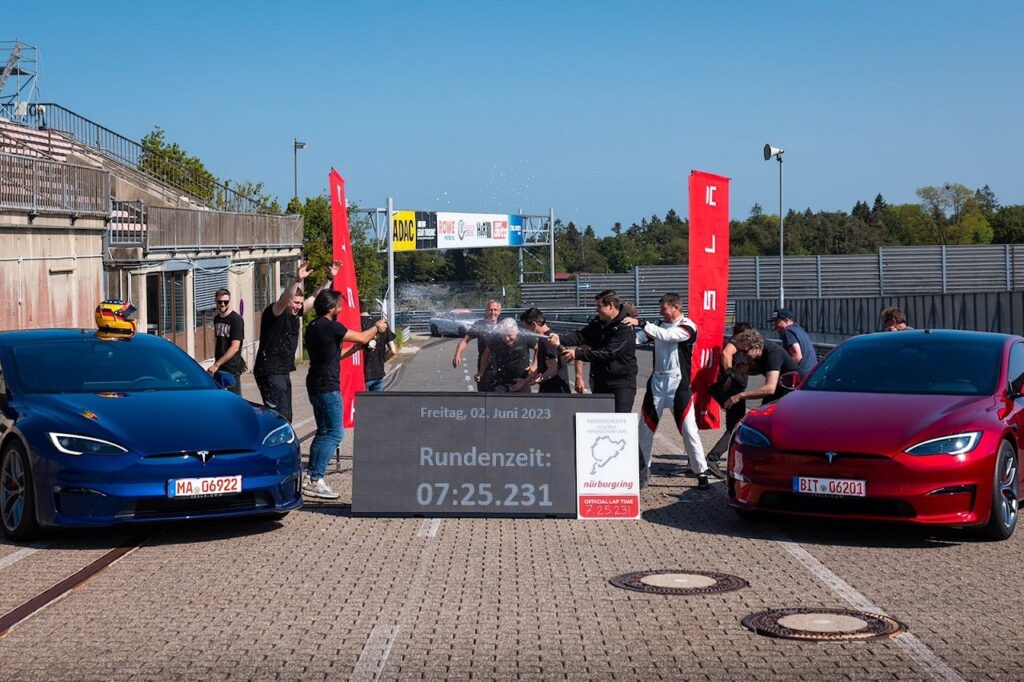 Tesla Model S Plaid batte la Porsche Taycan Turbo S e riconquista il record al Nurburgring [VIDEO]