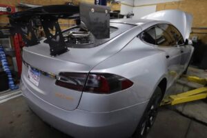 Youtuber dota la sua Tesla di un motore diesel per aumentarne l’autonomia [VIDEO]