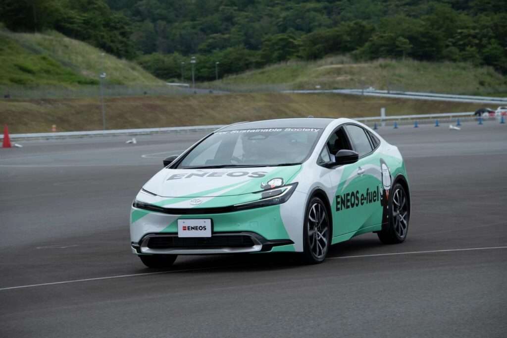 Toyota Prius e GR86 testate da Eneos con carburante sintetico [FOTO]