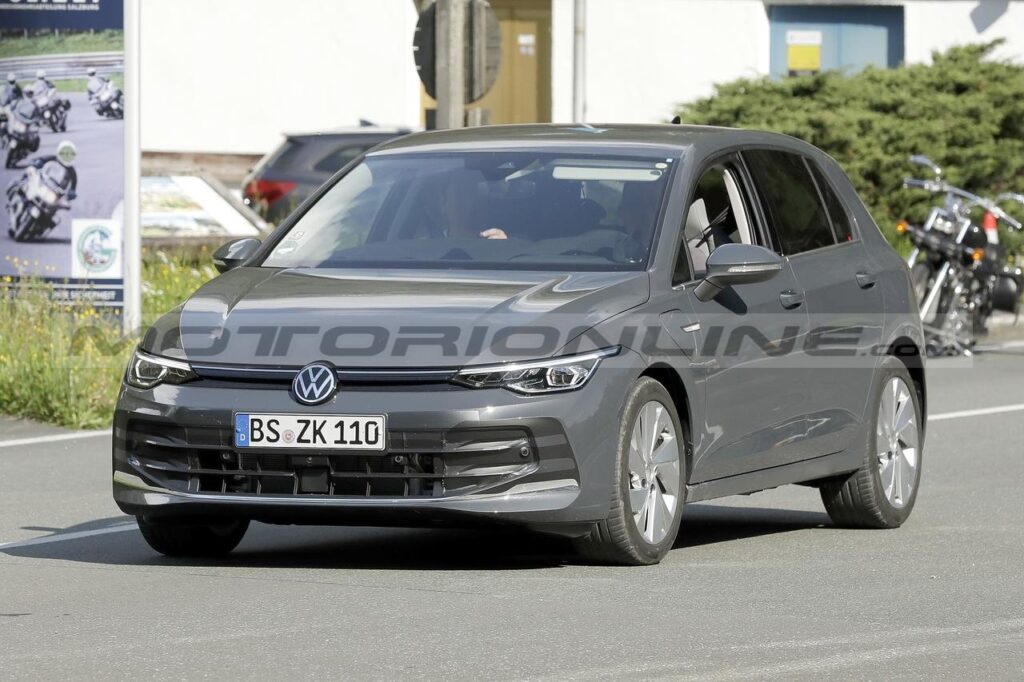 Volkswagen Golf 2024: primo avvistamento del nuovo restyling [FOTO SPIA]