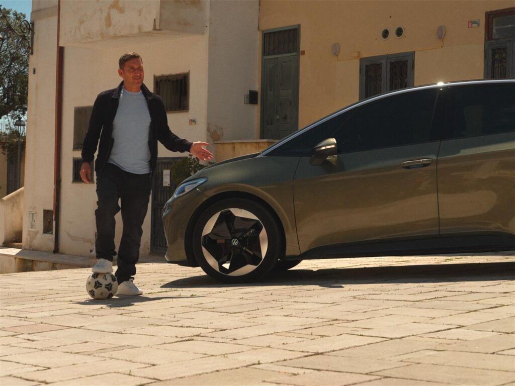Francesco Totti e la nuova Volkswagen ID.3 per un elettrico senza scuse [VIDEO]