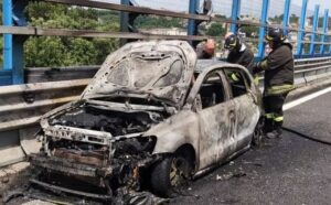 Auto esplosa in tangenziale a Napoli, i familiari del 25enne gravemente ustionato: “Fulvio non sia vittima della tecnologia”