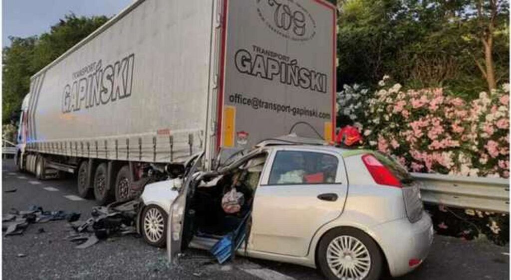 Sangue in autostrada: auto tampona Tir, morte due donne