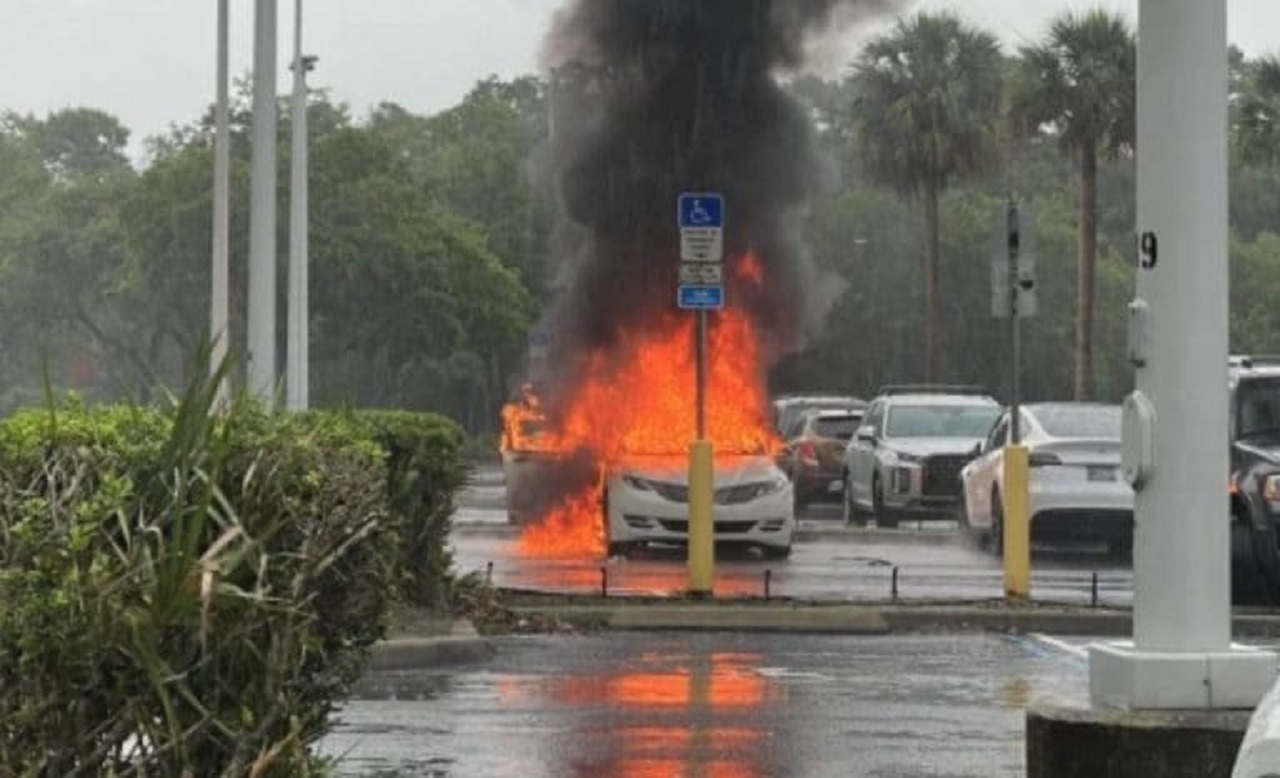 Lascia i figli chiusi in auto: i bambini danno fuoco alla vettura