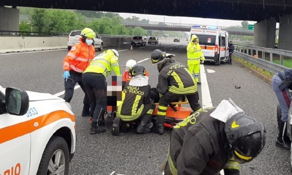 Sportello si apre all’improvviso in autostrada: 26enne vola fuori dall’auto in corsa