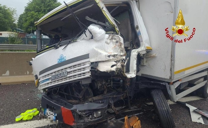 Bologna, incidente sulla A1: scontro tra camion e auto, ferito il conducente dell’autocarro