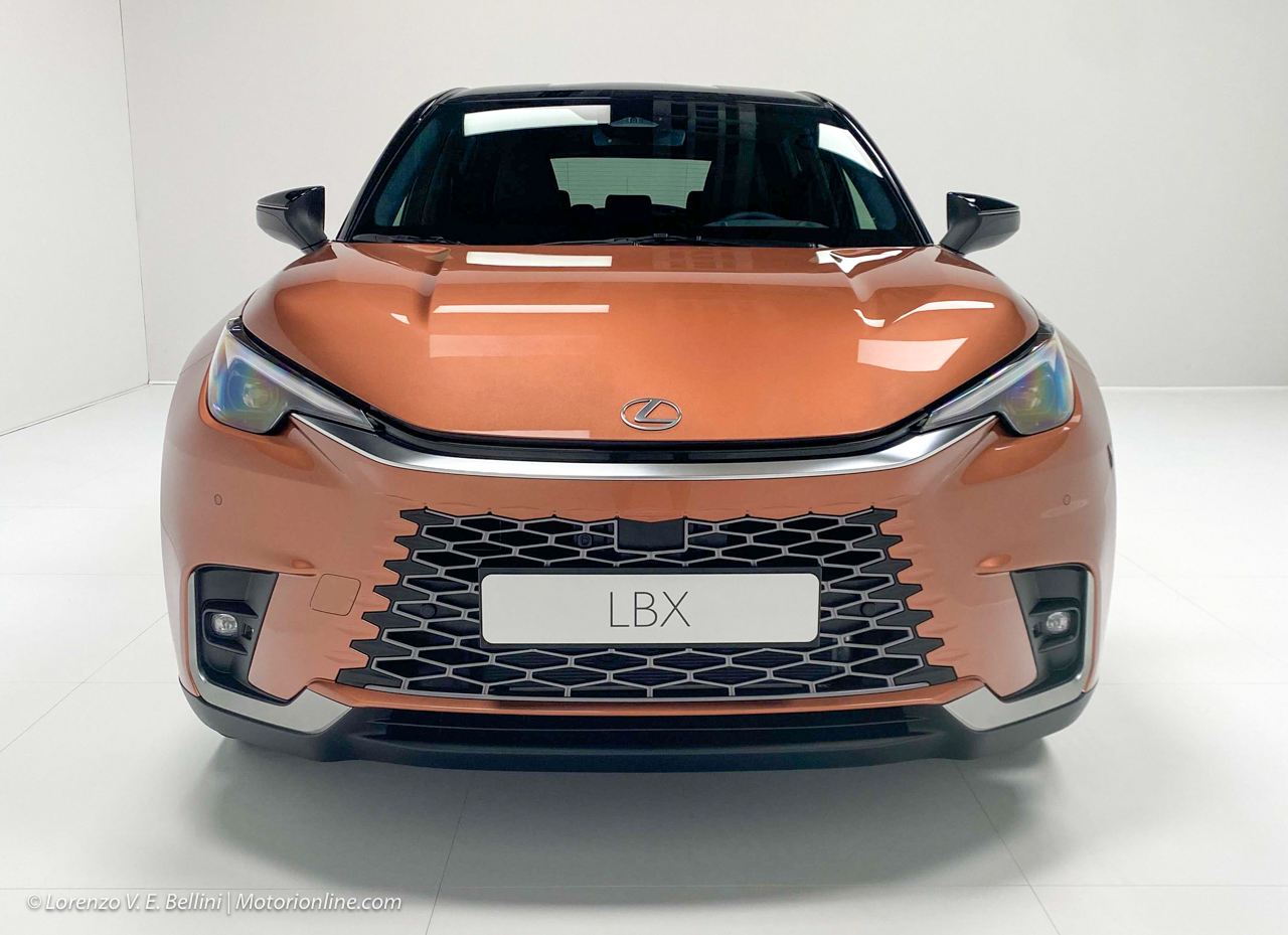 Lexus LBX - Griglia a clessidra