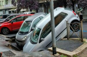 Maltempo a Roma: si apre una voragine e alcune auto ci finiscono dentro