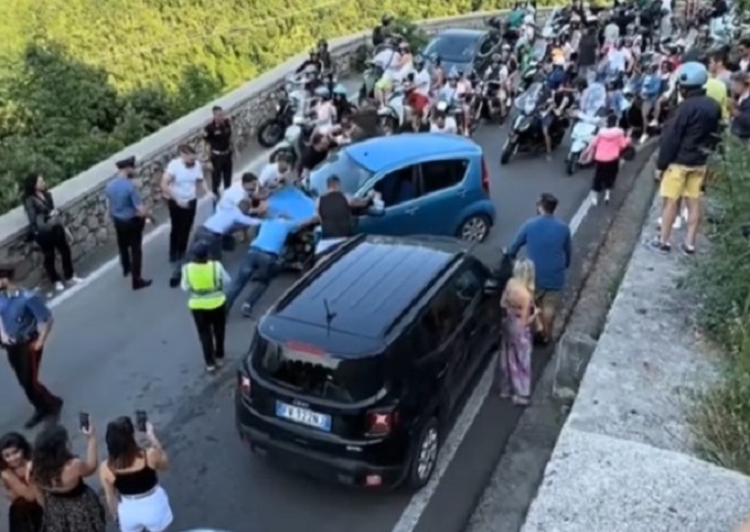 Manca il carro attrezzi per spostare le auto incidentate: la rimozione si fa a mano [VIDEO]