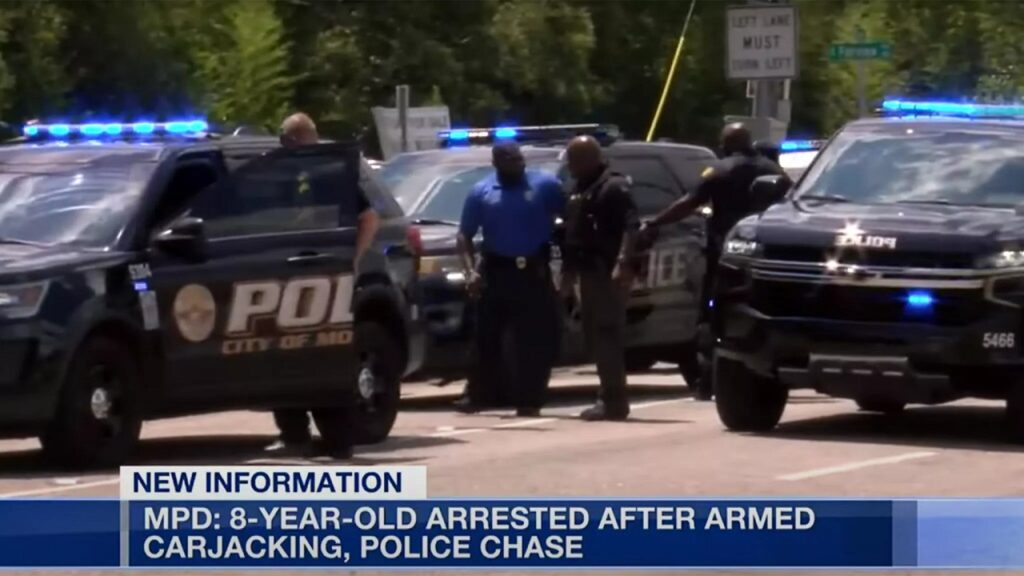 Bambino di 8 anni armato di pistola ruba auto: arrestato dalla Polizia dopo inseguimento[VIDEO]