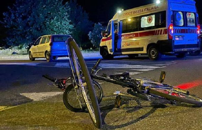 Cade in bici e viene travolto dall’auto guidata dalla moglie: morto un 53enne