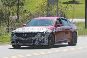 Cadillac CT5-V Blackwing 2025: continuano i test su strada del nuovo restyling [FOTO SPIA]