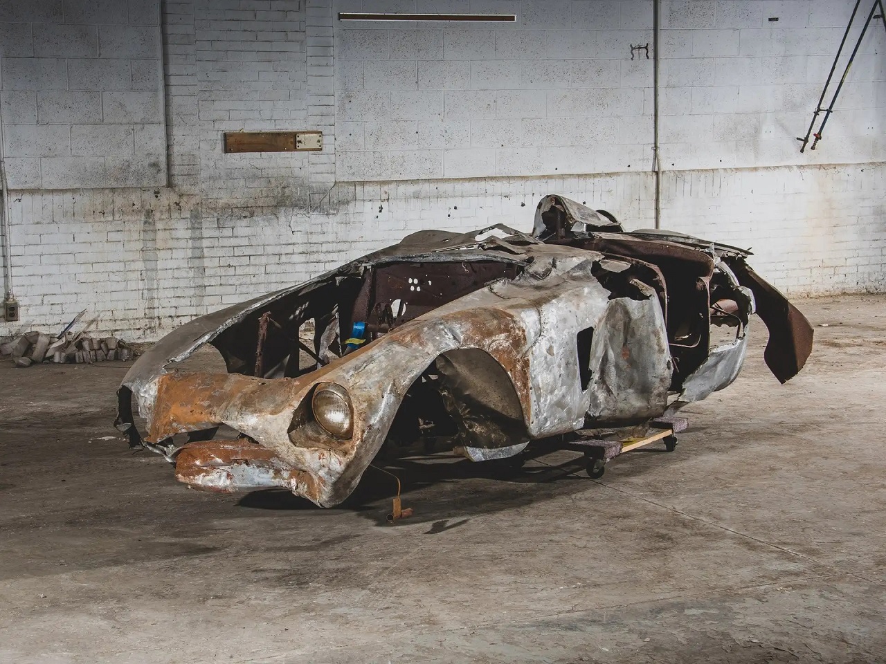La carcassa bruciata di una Ferrari 500 Mondial Spider Serie I del 1954 all’asta