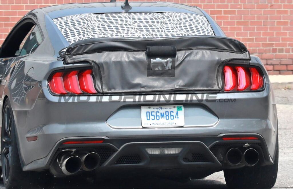 Ford Mustang GT500: inedito prototipo con roll-bar e nuovo spoiler [FOTO SPIA]