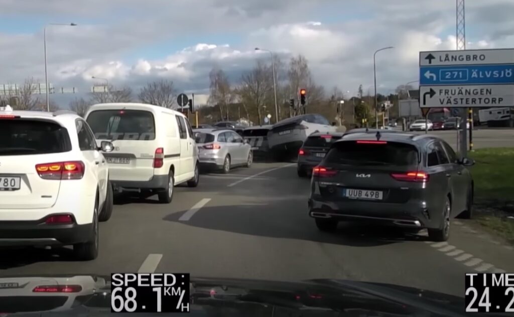 Fugge con la Tesla a 200 km/h inseguito dalla polizia ma si schianta contro le auto ferme al semaforo [VIDEO]