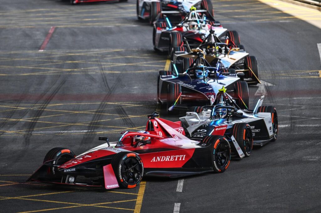 Formula E: Jake Dennis vince la nona stagione del campionato mondiale