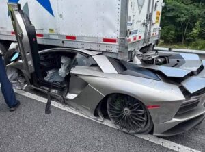 Si schianta ad alta velocità con la Lamborghini Aventador incastrandosi sotto un camion: conducente miracolosamente salvo [VIDEO]