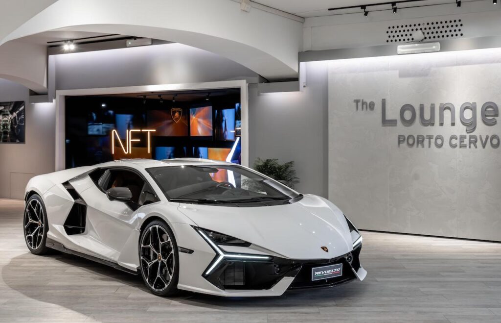 Lamborghini: riapre la lounge di Porto Cervo, c’è la Revuelto