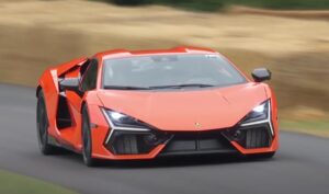 Lamborghini Revuelto: i suoi oltre 1.000 CV fanno sognare il pubblico di Goodwood [VIDEO]