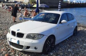 Livorno, auto parcheggiata in spiaggia: multata la proprietaria 28enne